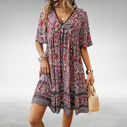 Kurzkleid im Boho-Stil mit V-Ausschnitt und Ethno-Muster