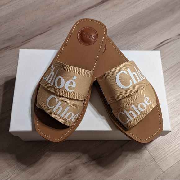 Flache Sandalen von Woody - Lässiger Luxus für den Sommer